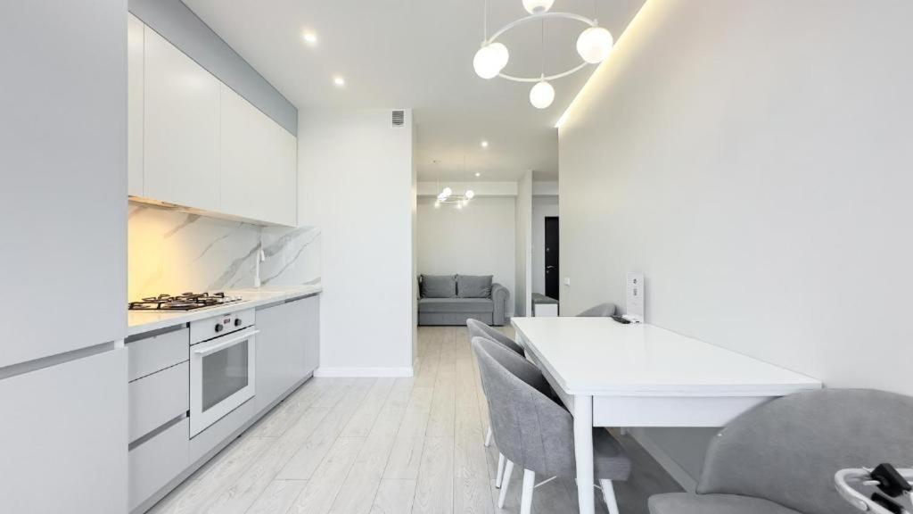 Glass New Apartments Ultracentral キシナウ エクステリア 写真
