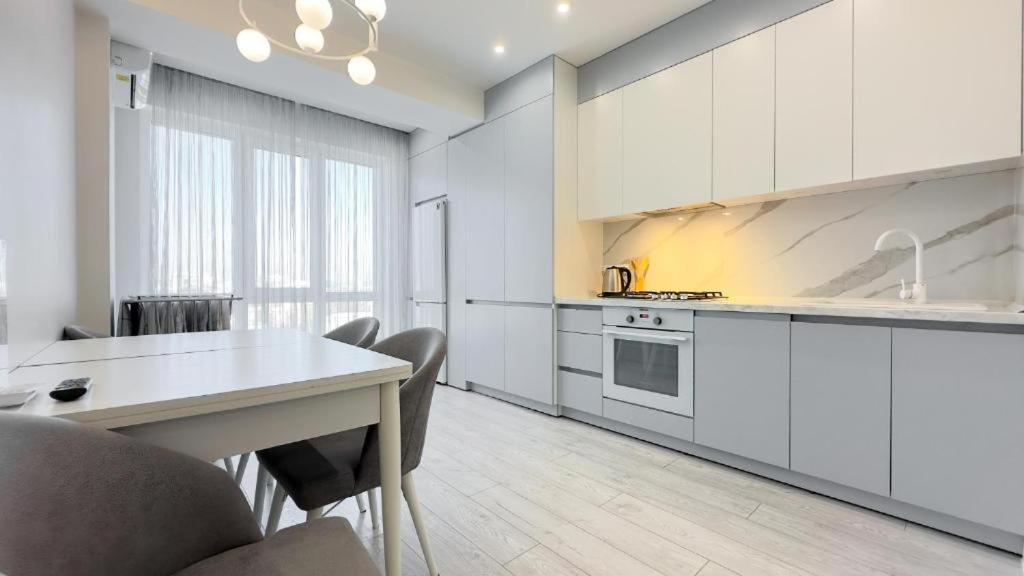 Glass New Apartments Ultracentral キシナウ エクステリア 写真